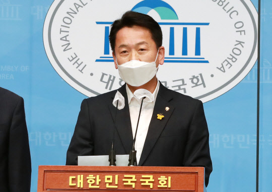 더불어민주당 초선 의원 모임 '더민초'의 운영위원장인 고영인 의원이 3일 서울 여의도 국회 소통관에서 문재인 대통령과의 간담회 결과를 발표하고 있다. 연합뉴스.